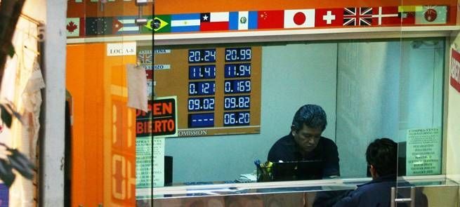 Devaluación de peso deja ganancia de 221 por ciento más en casas de cambio