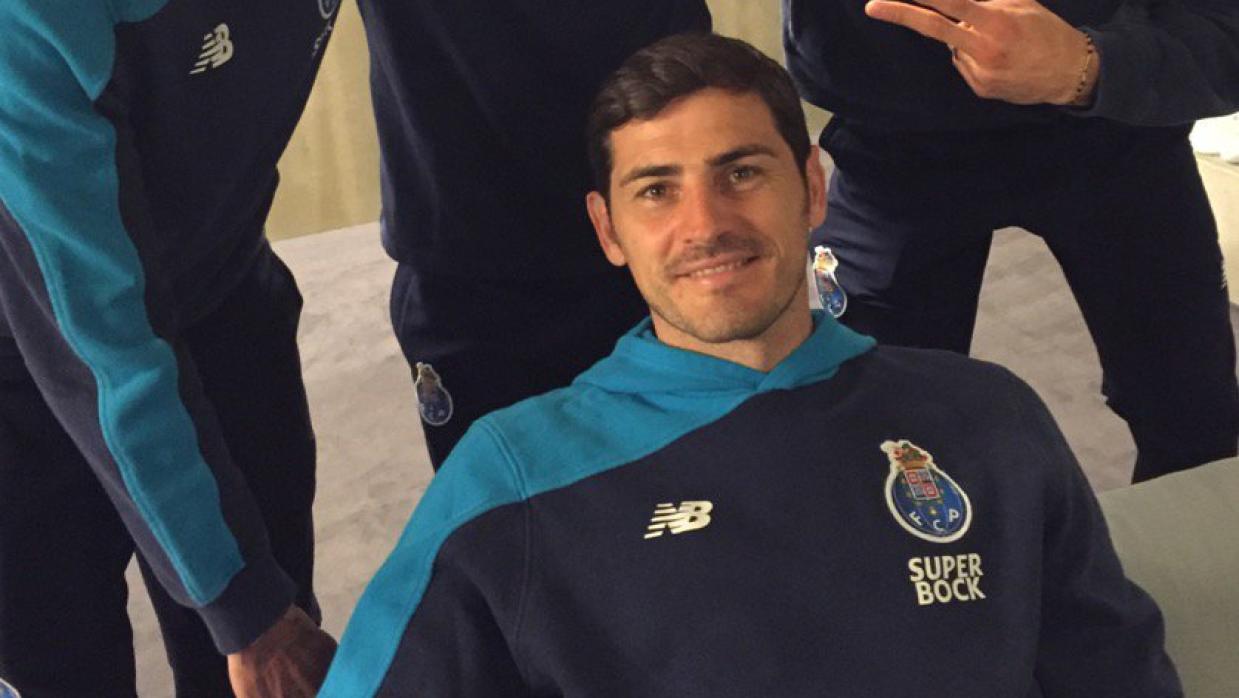 Iker Casillas trollea a Héctor Herrera