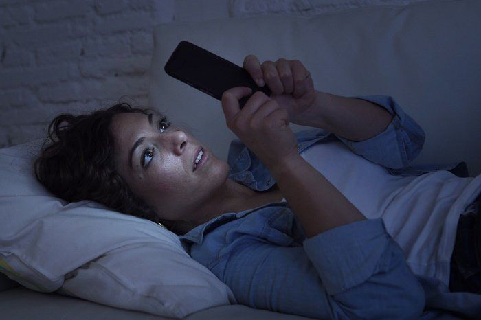 Utilizar el celular por las noches provoca trastornos de sueño - celular-en-la-noche