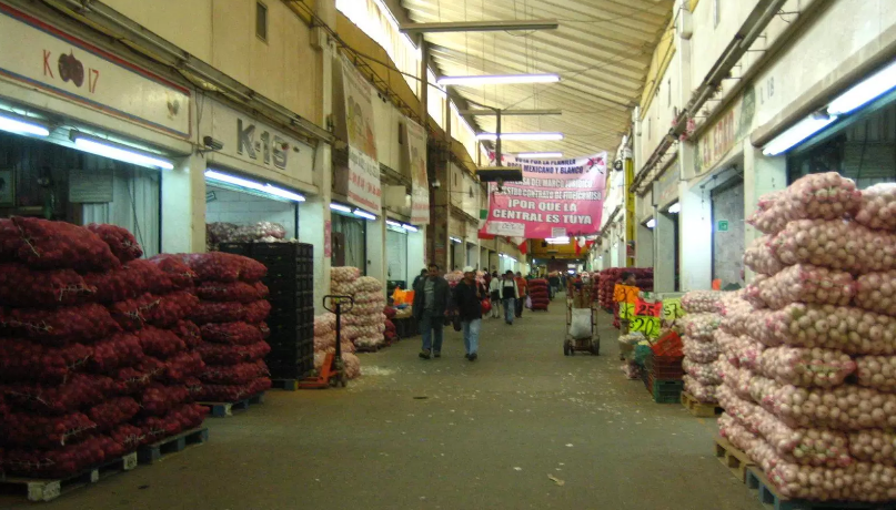 Asaltantes balean a hombre en la Central de Abasto