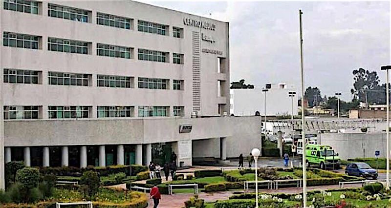 Mujer se avienta del quinto piso de un hospital y cae sobre unas enfermeras