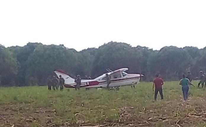 Encuentran avión pequeño con 500 paquetes de cocaína en Chiapas