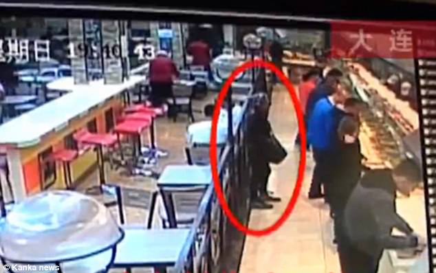 #Viral Hombre apuñala a comensal en restaurante de China