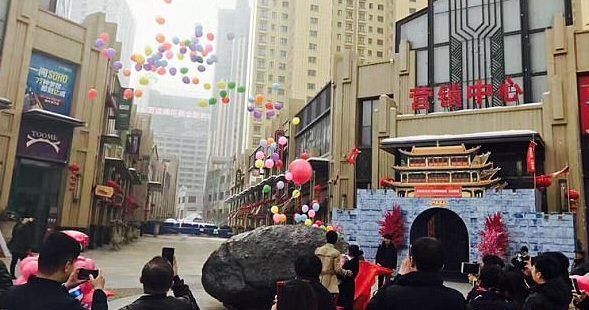 Hombre propone matrimonio con meteorito