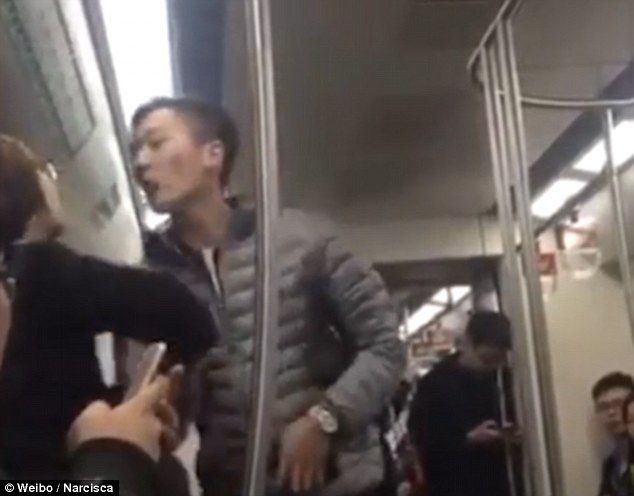 Video: hombre agrede a mujeres en metro de Beijing - chino-1