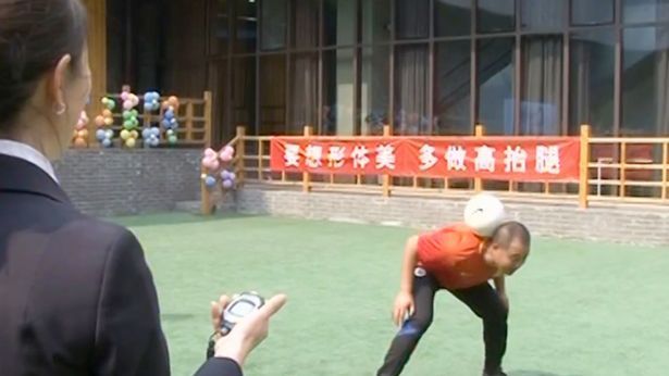 Video: chino logra nuevo Record Guinness en dominadas