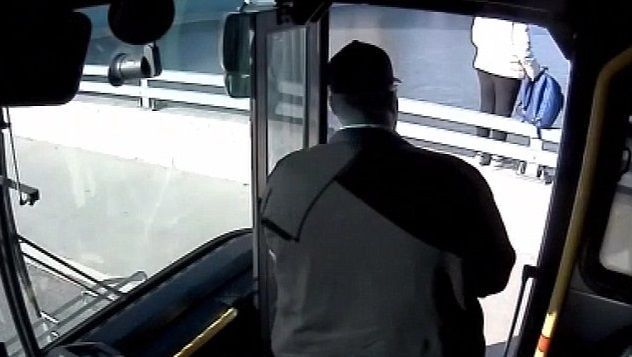 Video: conductor de autobús evita que mujer se suicide