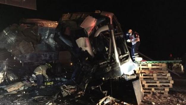 Choque entre tráiler y autobús en Saltillo deja tres muertos