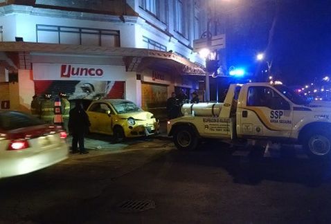 Conductora ebria choca en tienda del Centro Histórico de la capital