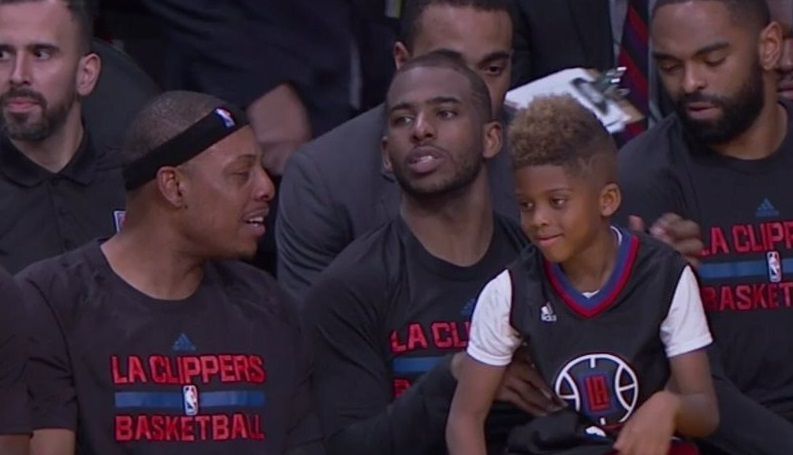 Chris Paul sienta en la banca a su hijo durante partido contra Lakers