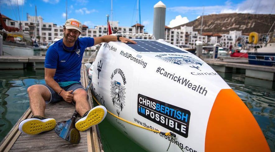 Por primera vez hombre cruza el Atlántico con la ayuda de un remo