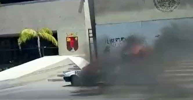 CNTE quema vehículo de maestro opositor en Chiapas