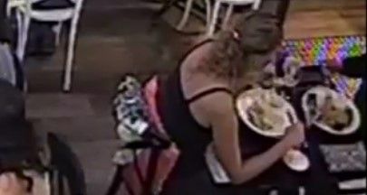 Cámara capta el momento en que una mujer coloca un pelo en su comida