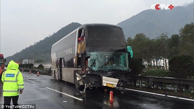 Video: conductor autobús con 84 pasajeros se queda dormido y choca contra camión - conductor-2