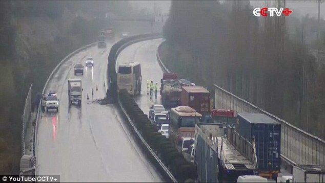 Video: conductor autobús con 84 pasajeros se queda dormido y choca contra camión - conductor-3