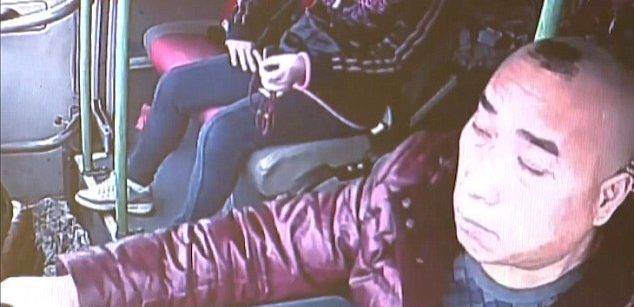 Video: conductor autobús con 84 pasajeros se queda dormido y choca contra camión