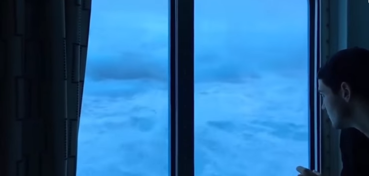 Video: crucero queda atrapado en tormenta