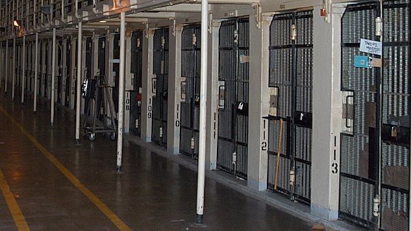 Detención de migrantes, gran negocio para cárceles privadas en EE.UU.