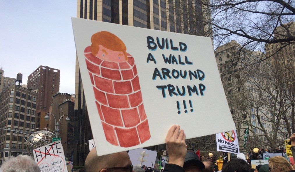 Senadores demócratas pretenden suspender construcción del muro