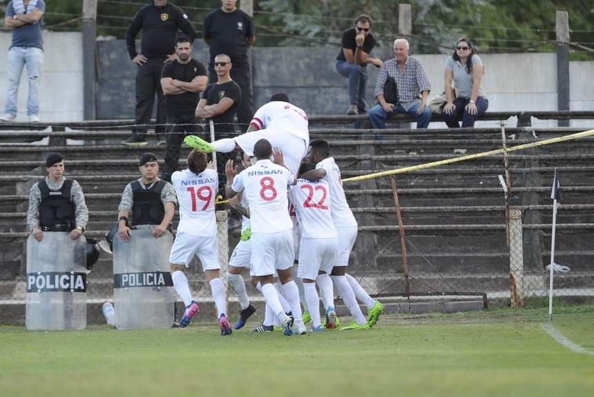 Futbolista rompe nariz a compañero durante festejo - dio-Polenta_OLEIMA20170327_0078_28