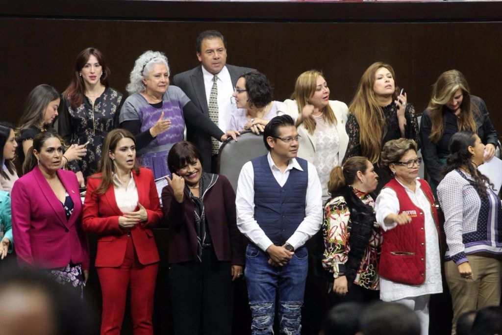 Diputadas toman tribuna en San Lázaro - diputadas-1-1024x683