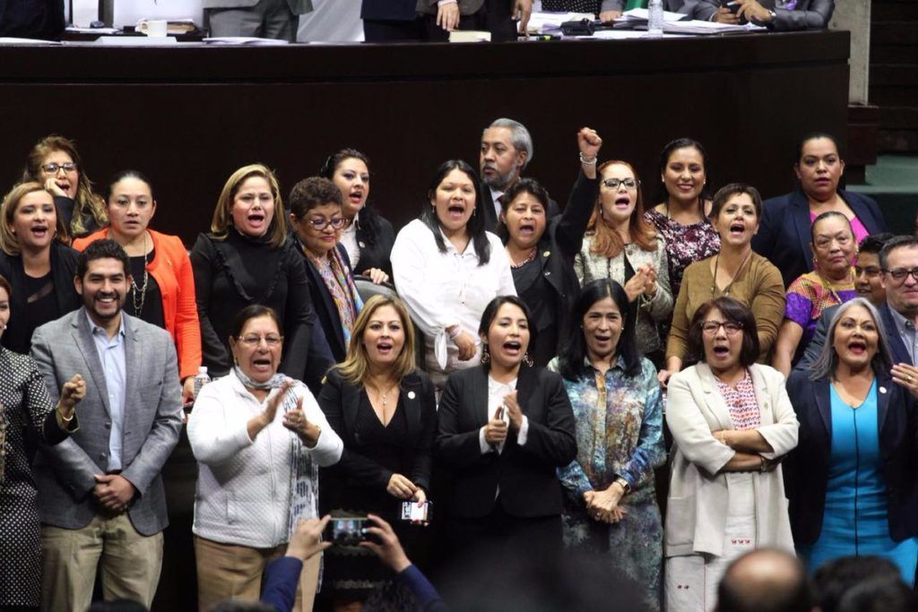 Diputadas toman tribuna en San Lázaro - diputadas-2-1024x683