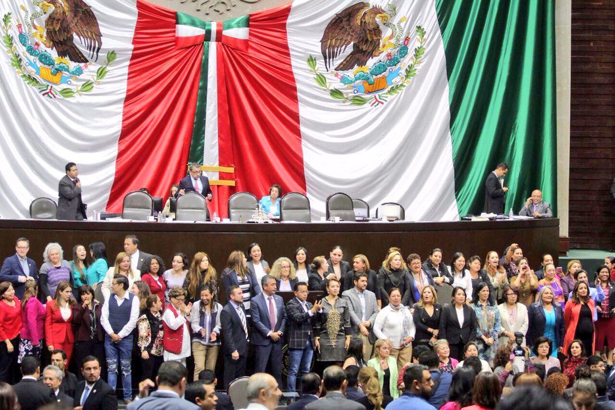 Diputadas toman tribuna en San Lázaro