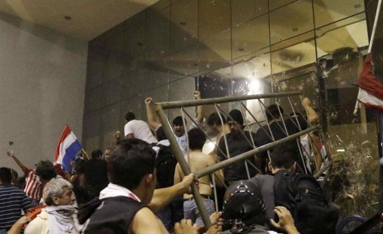 #Video incendian Congreso en Paraguay - disturbios-en-paraguay