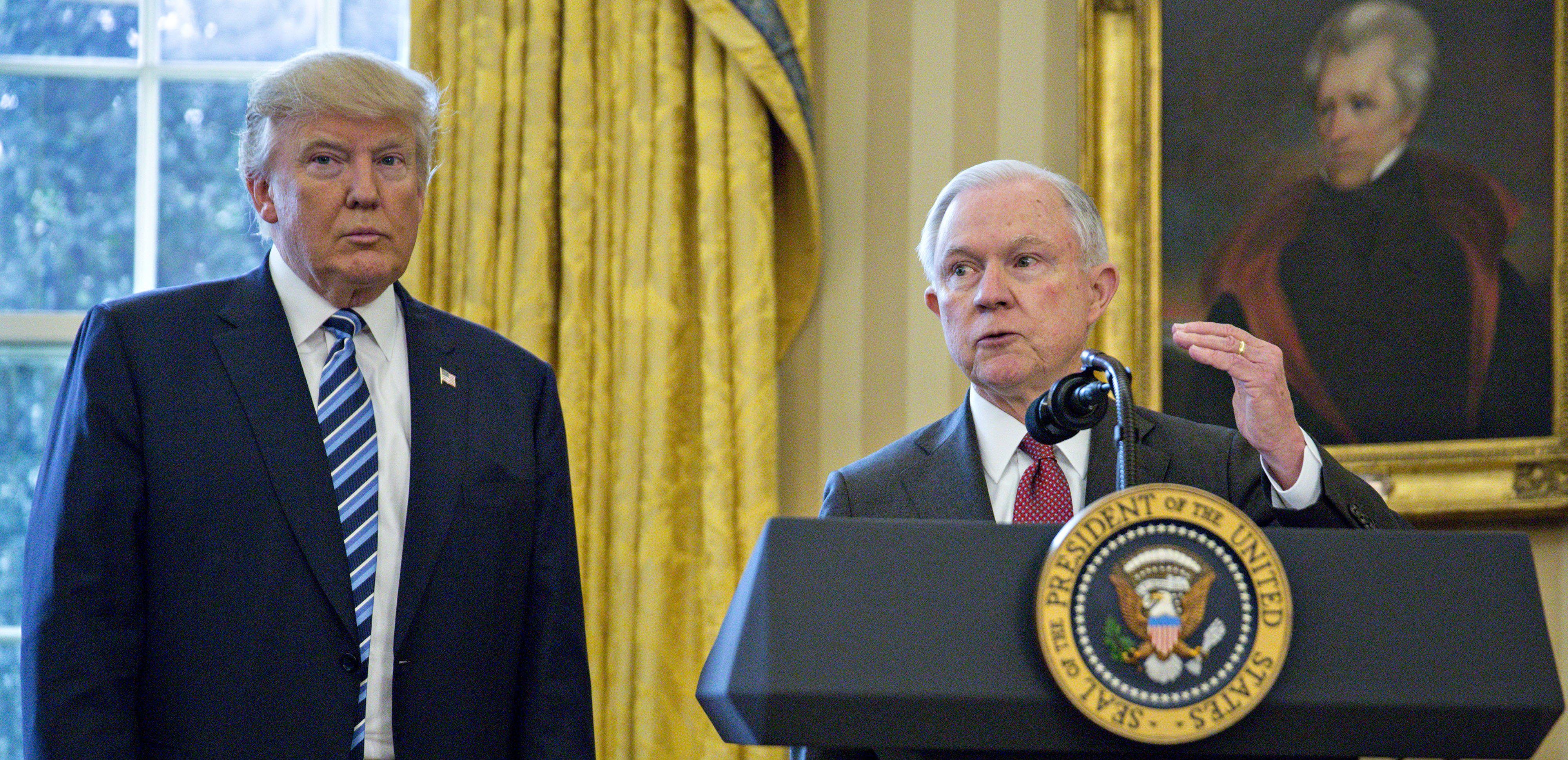 Trump cree que hay una “cacería de brujas” contra Sessions