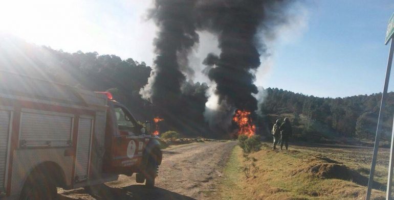 Toma clandestina provoca incendio en ducto de Pemex en Tlaxcala