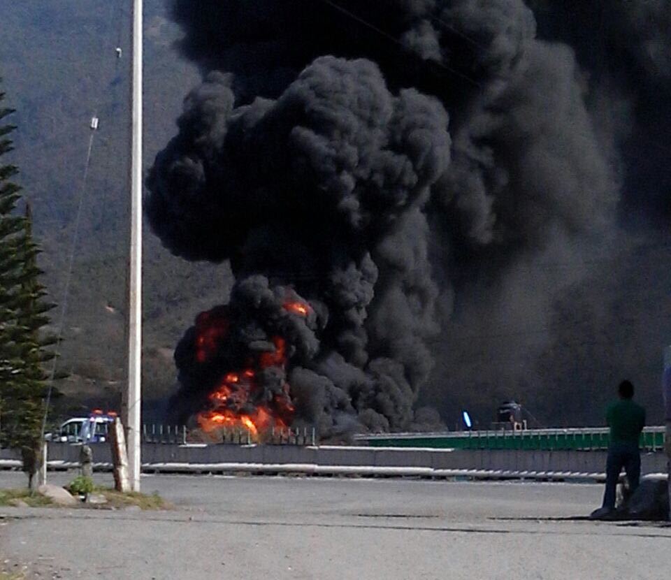 Toma clandestina provoca explosión en ducto de Pemex en Veracruz