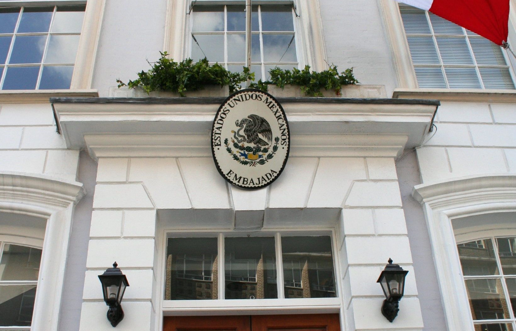 Embajada mexicana niega la presencia de connacionales afectados por atentado terrorista