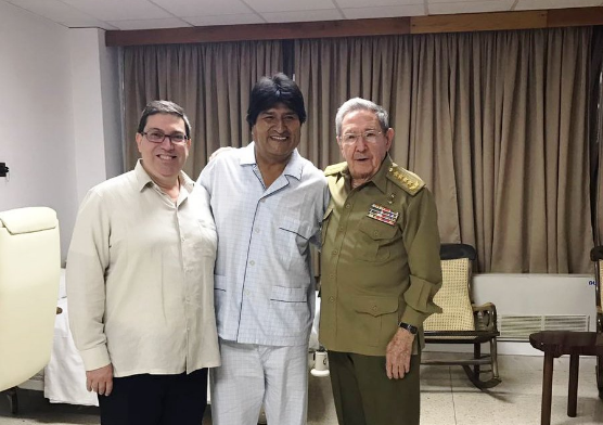 Evo Morales recibe en pijama a Raúl Castro en hospital de La Habana