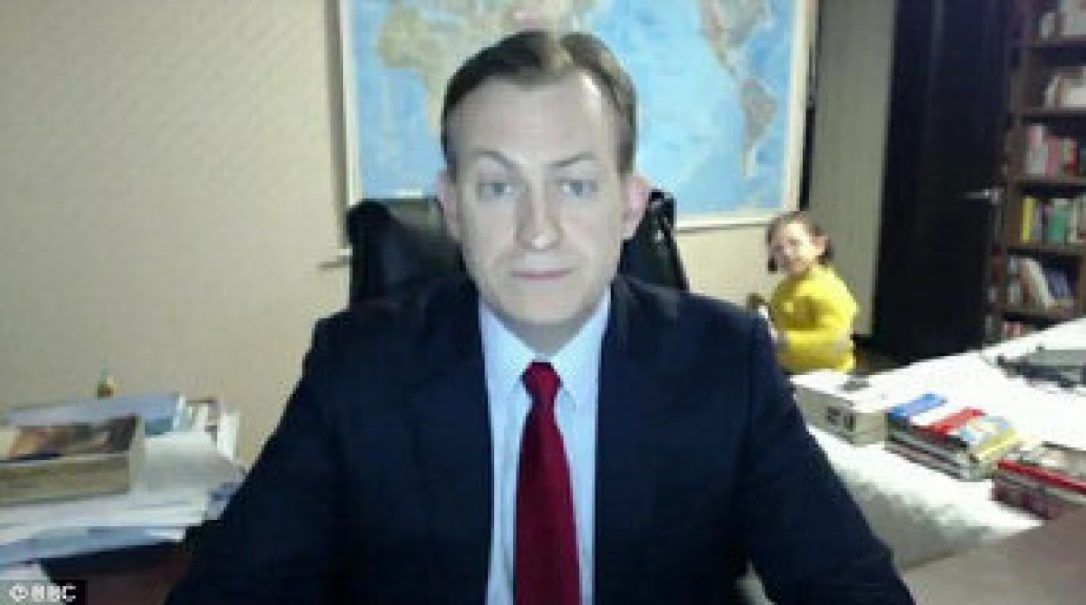 Reaparece profesor que fue interrumpido por sus hijos en entrevista