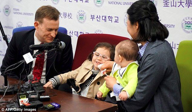 Especialista explica incidente con sus hijas durante entrevista de la BBC - familia-bbc-2