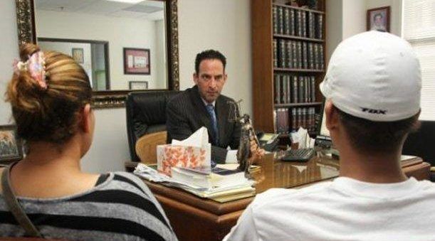 Gobierno pide a connacionales en EE.UU. cuidarse de abogados “patito”