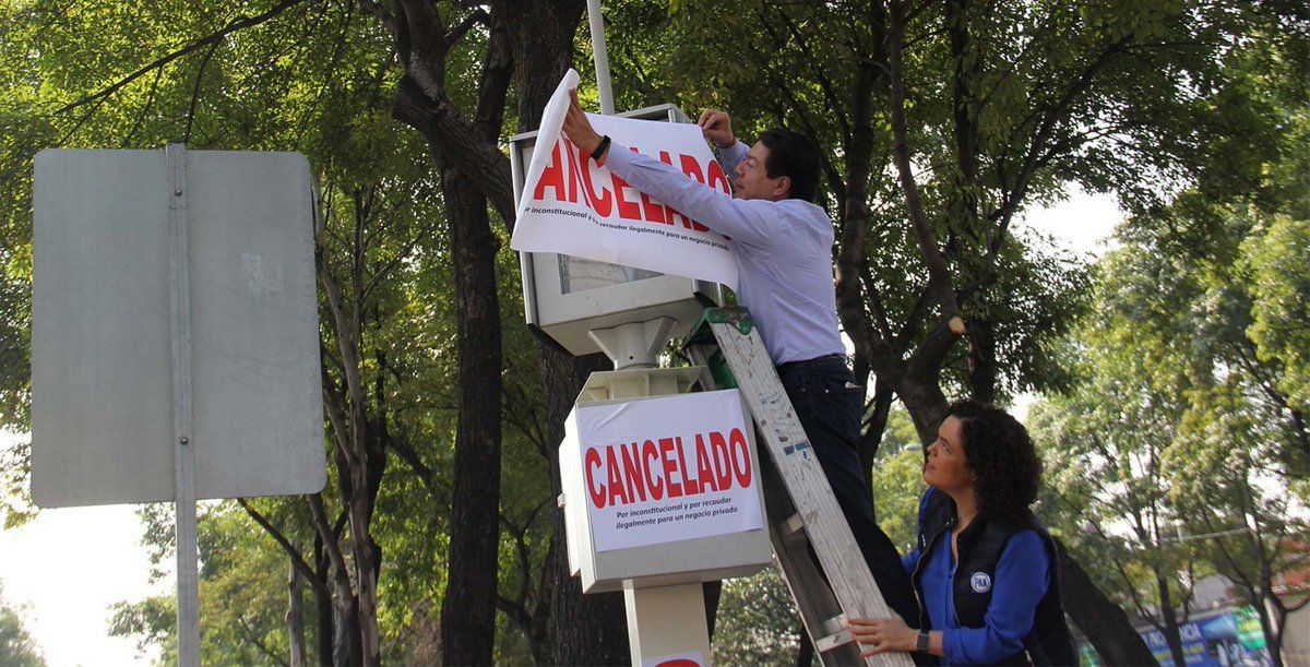 Senadores cancelan simbólicamente cámaras de fotomultas Senadores cancelan simbólicamente cámaras de fotomultas