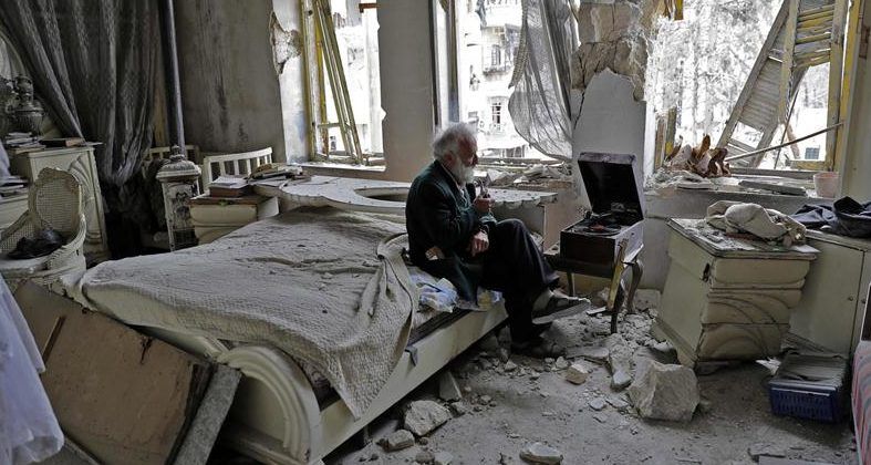 El hombre que colecciona automóviles en Alepo