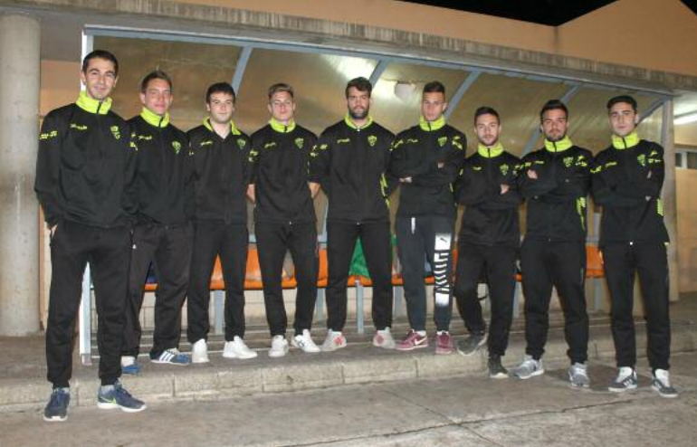 Equipo juega sin calentar tras llegar tarde a un partido por apoyar en un accidente