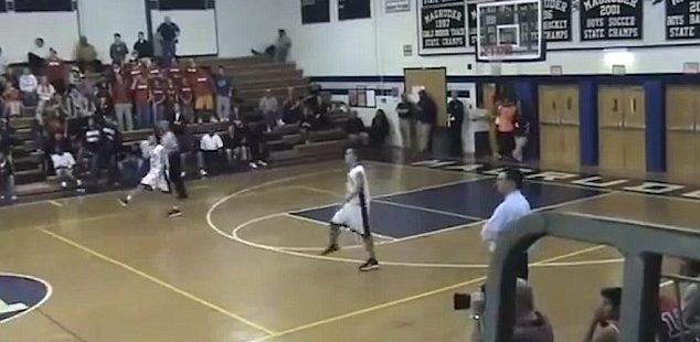 Video: gemelos basquetbolistas festejan de manera idéntica