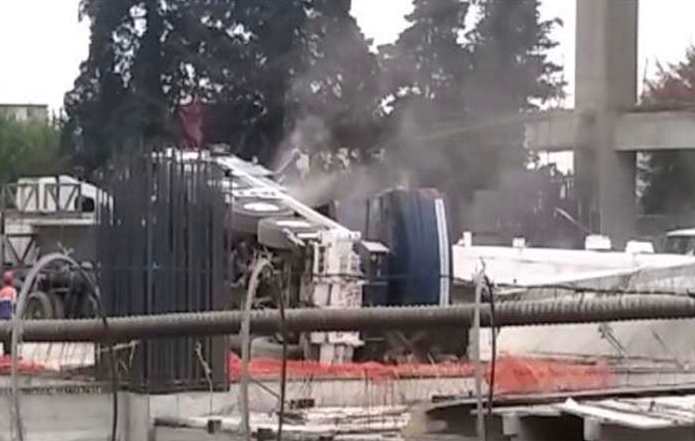 Cae grúa sobre construcción en Periférico Sur