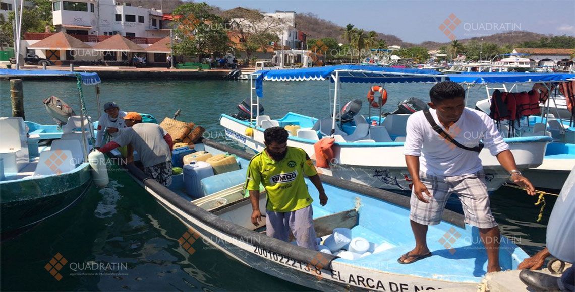 Rescatan a náufragos en Huatulco - huatulco1