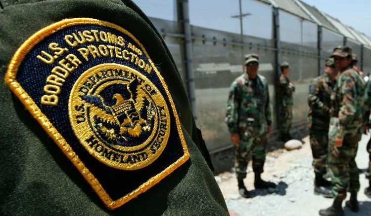 Agentes fronterizos revisan celulares de viajeros: NBC