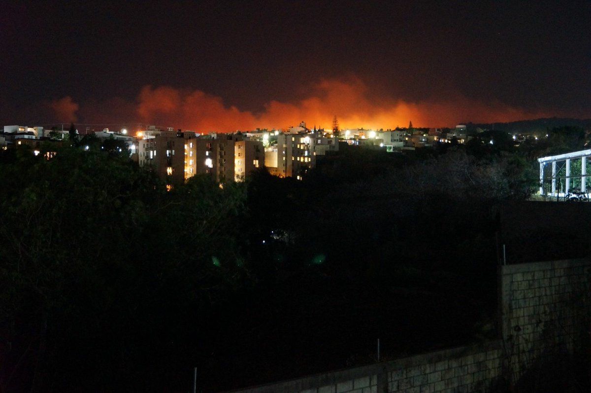 Bomberos de la Ciudad de México ayudan a sofocar incendio en Cuernavaca