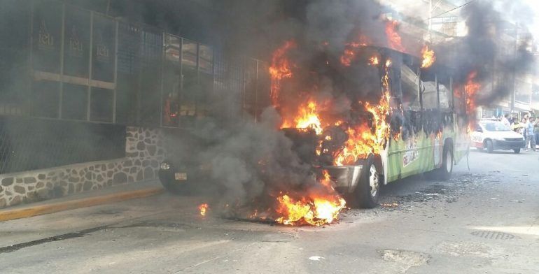 Video: se incendia camión en centro de Acapulco