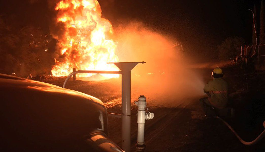 Incendio en toma clandestina deja un muerto en Nuevo León