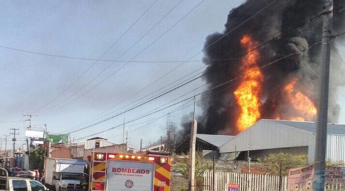 Se reaviva incendio en Central de Abasto de Morelia