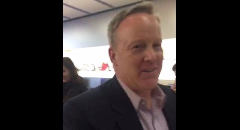 Video: mujer increpa a Sean Spicer en tienda de Apple
