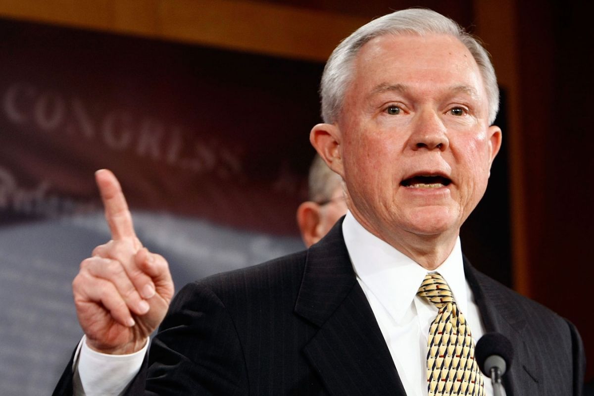 Sessions se apartará de investigación sobre intervención rusa
