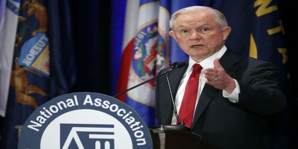 Jeff Sessions se reunió con embajador ruso durante campaña de Trump